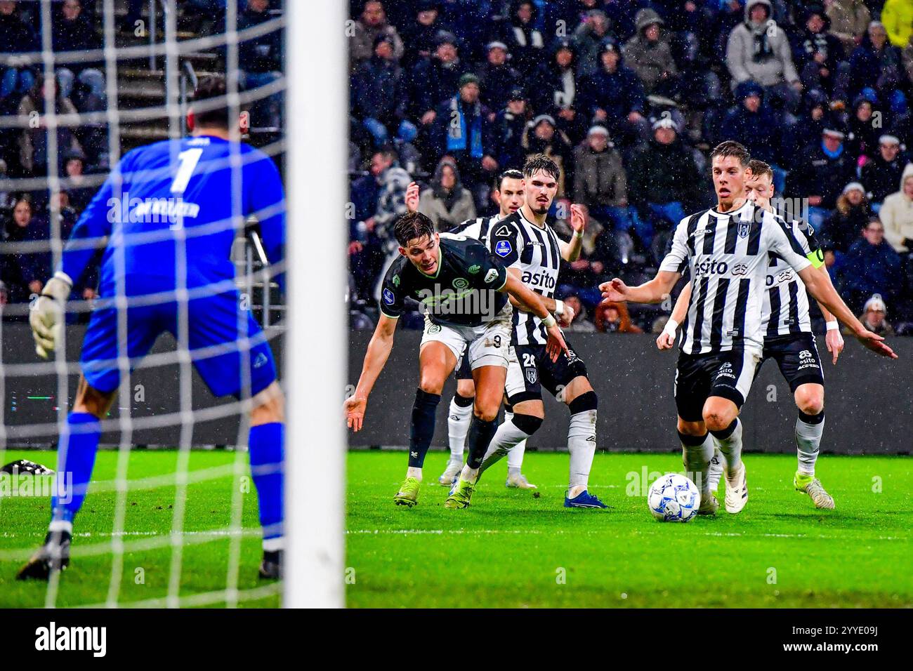 Almelo, Niederlande. Dezember 2024. ALMELO, Stadion Asito, 21-12-2024, Saison 2024/2025, niederländischer Eredivisie Football während des Spiels Heracles - Groningen, Heracles Almelo Spieler SEM Scheperman und FC Groningen Spieler Brynjolfur Willumsson Credit: Pro Shots/Alamy Live News Stockfoto