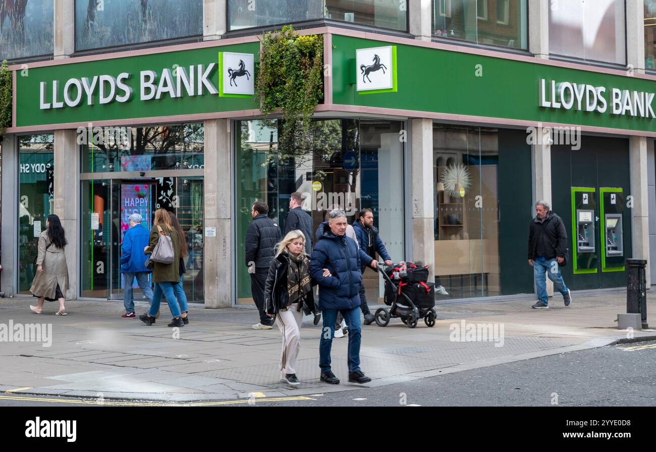 London, Vereinigtes Königreich - 23. März 2024 : Lloyds-Bankfiliale in London. Lloyds Bank plc ist eine britische Privat- und Geschäftsbank mit Niederlassungen in England und Wales Stockfoto