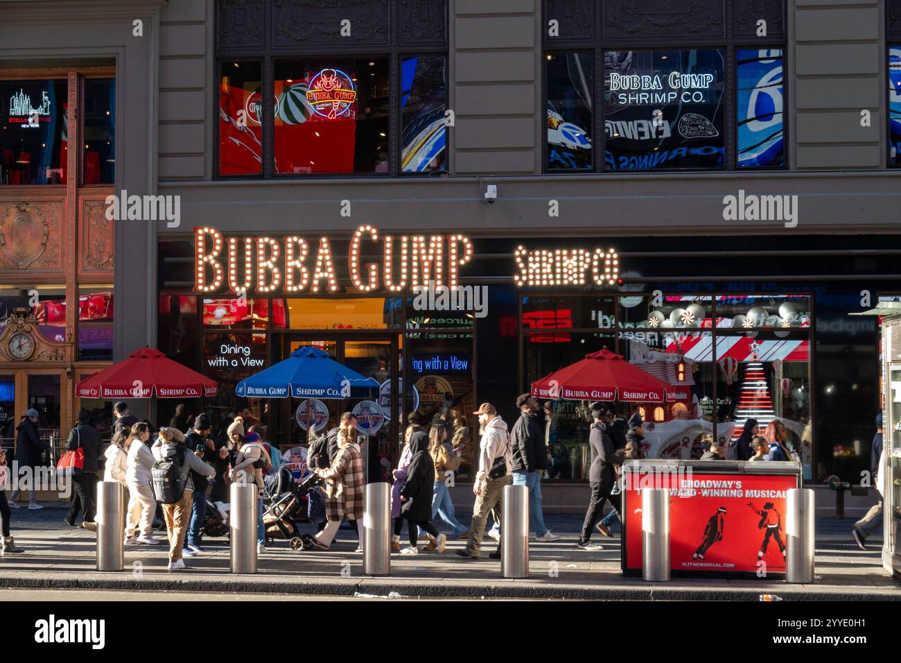 Die Bubba Gump Shrimp Company ist ein zwangloses Fast-Food-Restaurant am Times Square, 2024, New York City, USA Stockfoto