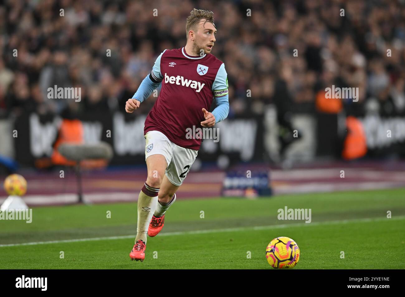 Jarrod Bowen (20 West Ham) kontrolliert den Ball während des Premier League-Spiels zwischen West Ham United und Brighton und Hove Albion im London Stadium in Stratford am Samstag, den 21. Dezember 2024. (Foto: Kevin Hodgson | MI News) Credit: MI News & Sport /Alamy Live News Stockfoto