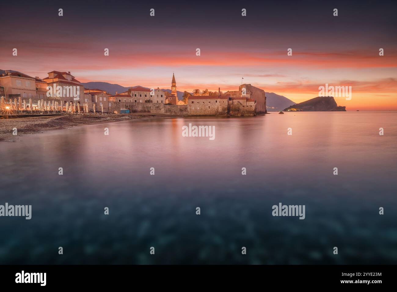 Farbenfroher Sonnenaufgang über der Altstadt Budva und der Insel Sveti Nikola mit Blick auf die Adria, Montenegro Stockfoto