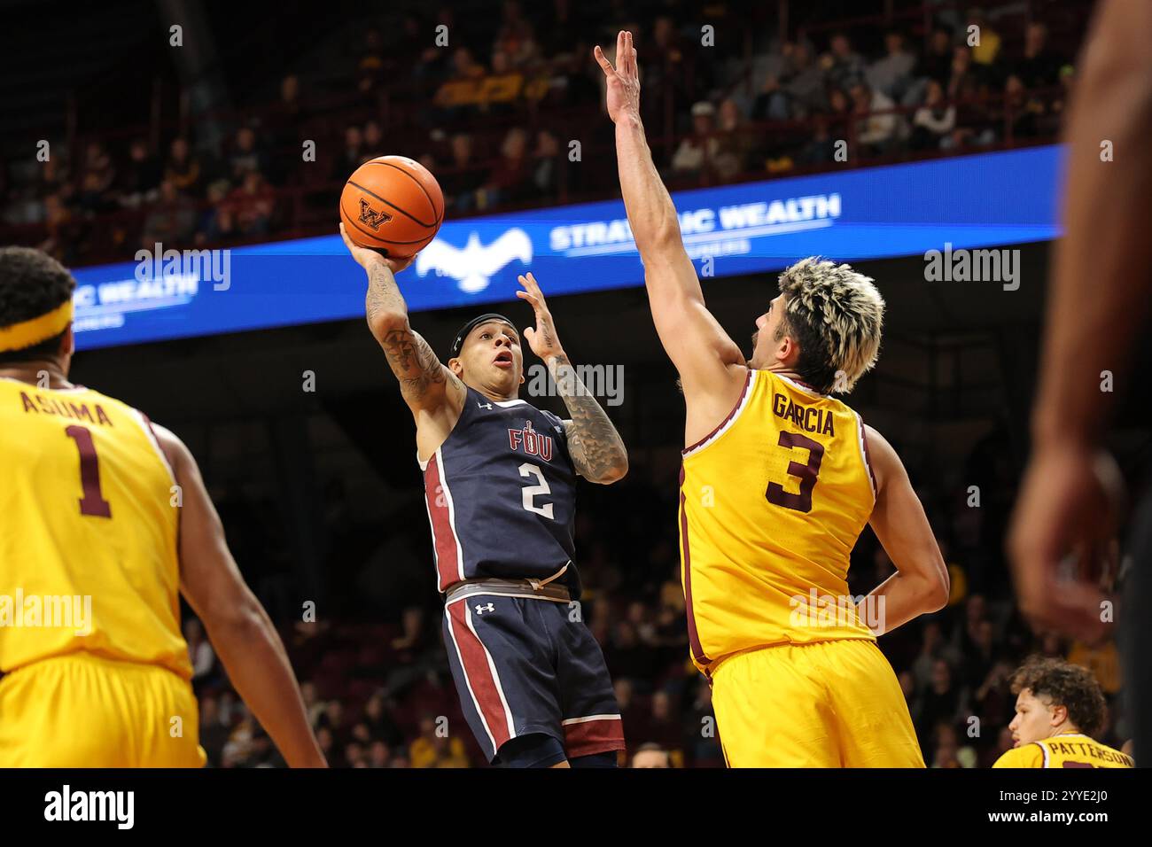 Minneapolis, Minnesota, USA. Dezember 2024. Der Fairleigh Dickinson Knights Guard Terrence Brown (2) schießt für 2 gegen Dawson Garcia (3) bei einem NCAA-Basketballspiel zwischen Fairleigh Dickinson und Minnesota in der Williams Arena in Minneapolis, Minnesota. Steven Garcia-CSM (Bild: © Steven Garcia/Cal Sport Media). Quelle: csm/Alamy Live News Stockfoto