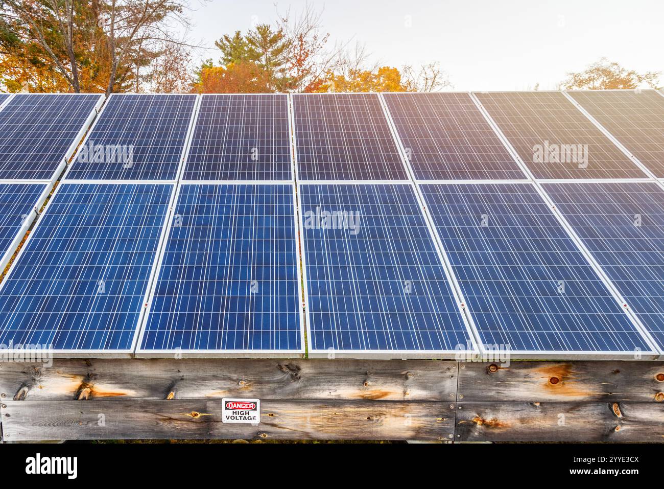 Nahaufnahme der Solarpaneele bei Sonnenuntergang im Herbst Stockfoto