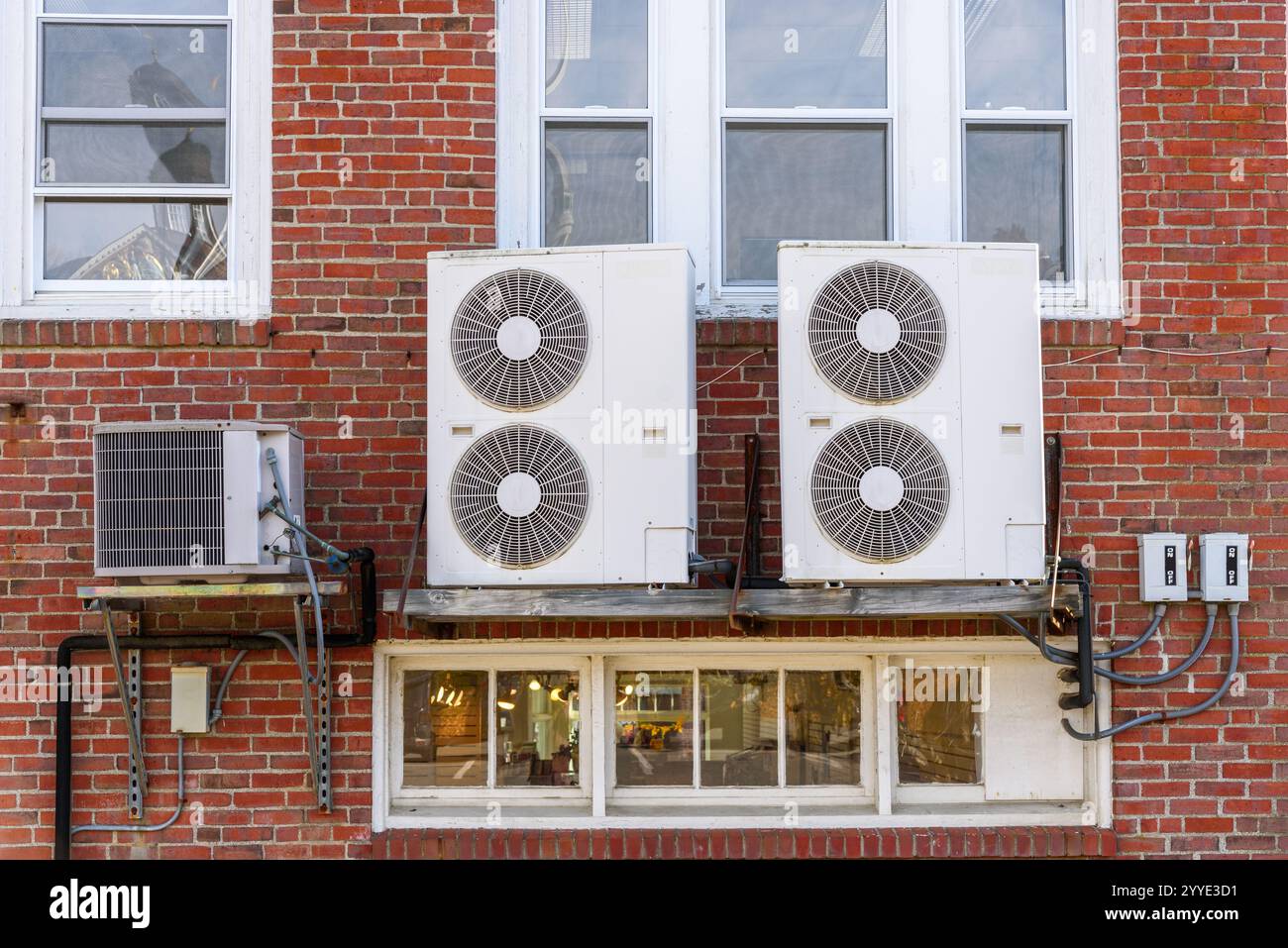Klimaanlage Außeneinheiten an der Außenwand eines alten Ziegelhauses Stockfoto