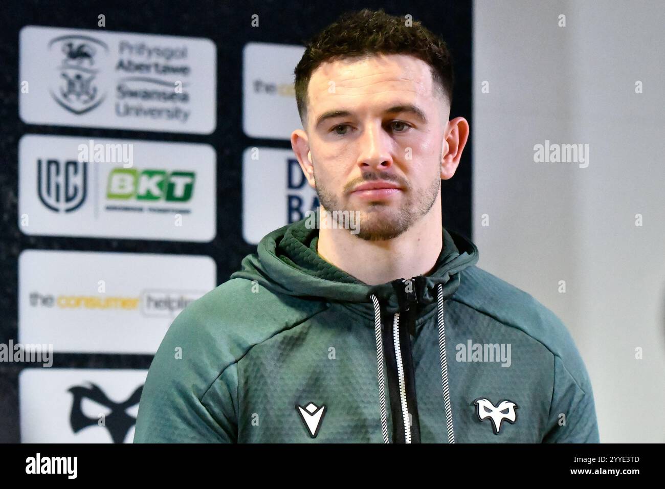 Swansea, Wales. 21. Dezember 2024. Owen Watkin von Ospreys während der Pressekonferenz nach dem Spiel nach dem United Rugby Championship (URC) Round 8 Spiel zwischen Ospreys und Scarlets im Stadion Swansea.com in Swansea, Wales, Großbritannien am 21. Dezember 2024. Quelle: Duncan Thomas/Majestic Media/Alamy Live News. Stockfoto