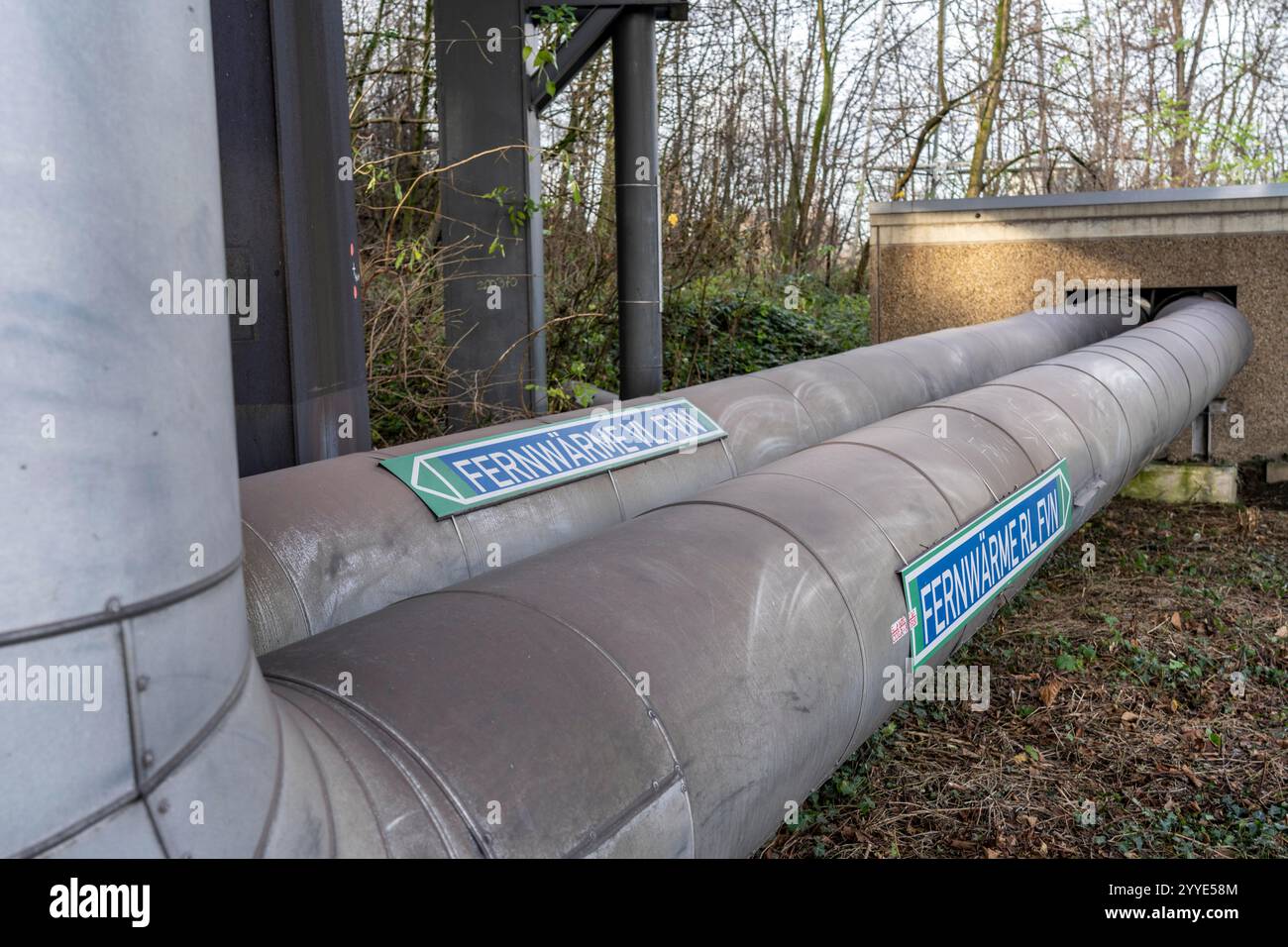 Fernwärmeleitungen am Standort ThyssenKrupp Steel in Duisburg-Marxloh wird Abwärme aus der Stahlproduktion in das Fernwärmenetz o eingespeist Stockfoto