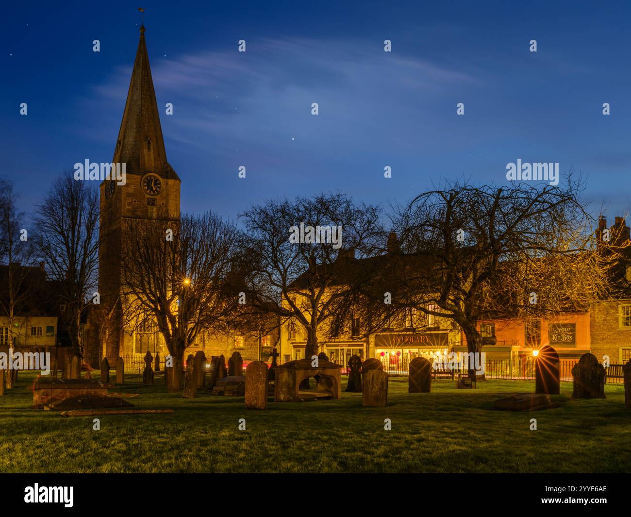 Malmesbury, Wiltshire, England - Turm und Turm der ehemaligen Pfarrkirche St. Paul an einem kalten Dezemberabend vor Weihnachten. Mitte 16 Stockfoto