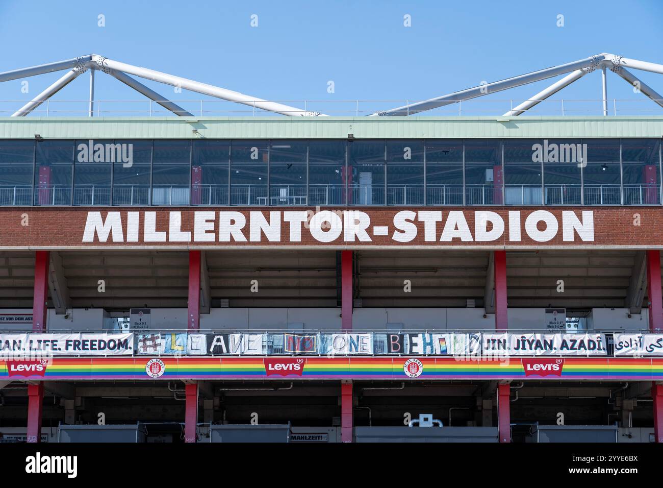 Fassade des St. Pauli Millerntor Stadions mit Banner für soziale Gerechtigkeit Stockfoto