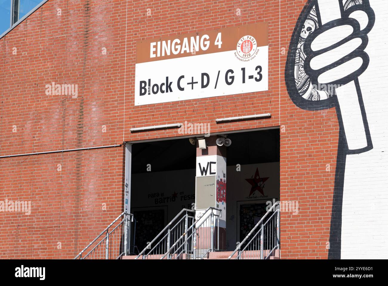 Eintritt 4 im Millerntor Stadion mit St. Pauli Emblem und künstlerischem Wandbild Stockfoto