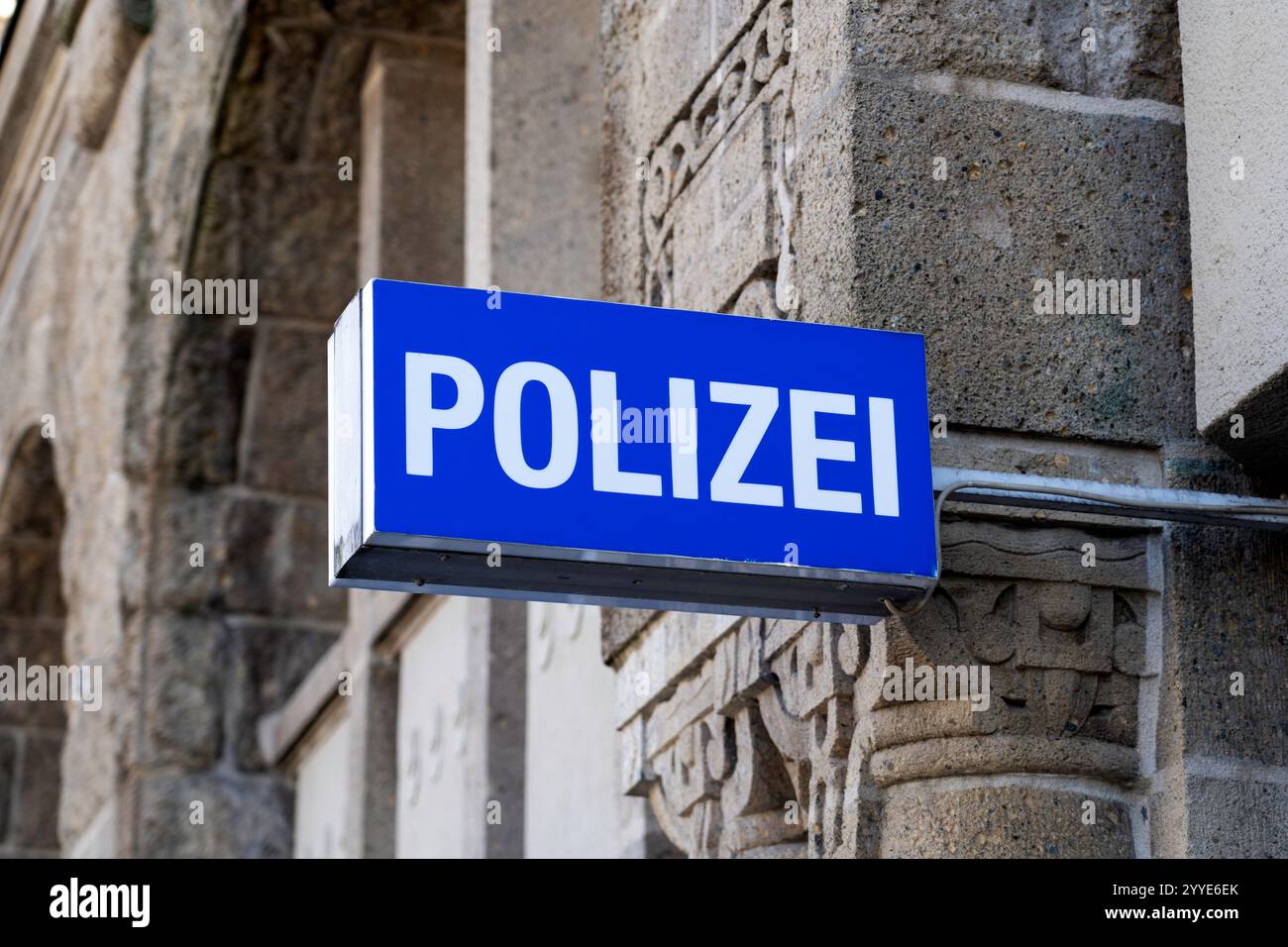 Schild des Polizeiamtes an der historischen Gebäudefassade in Hamburg Stockfoto