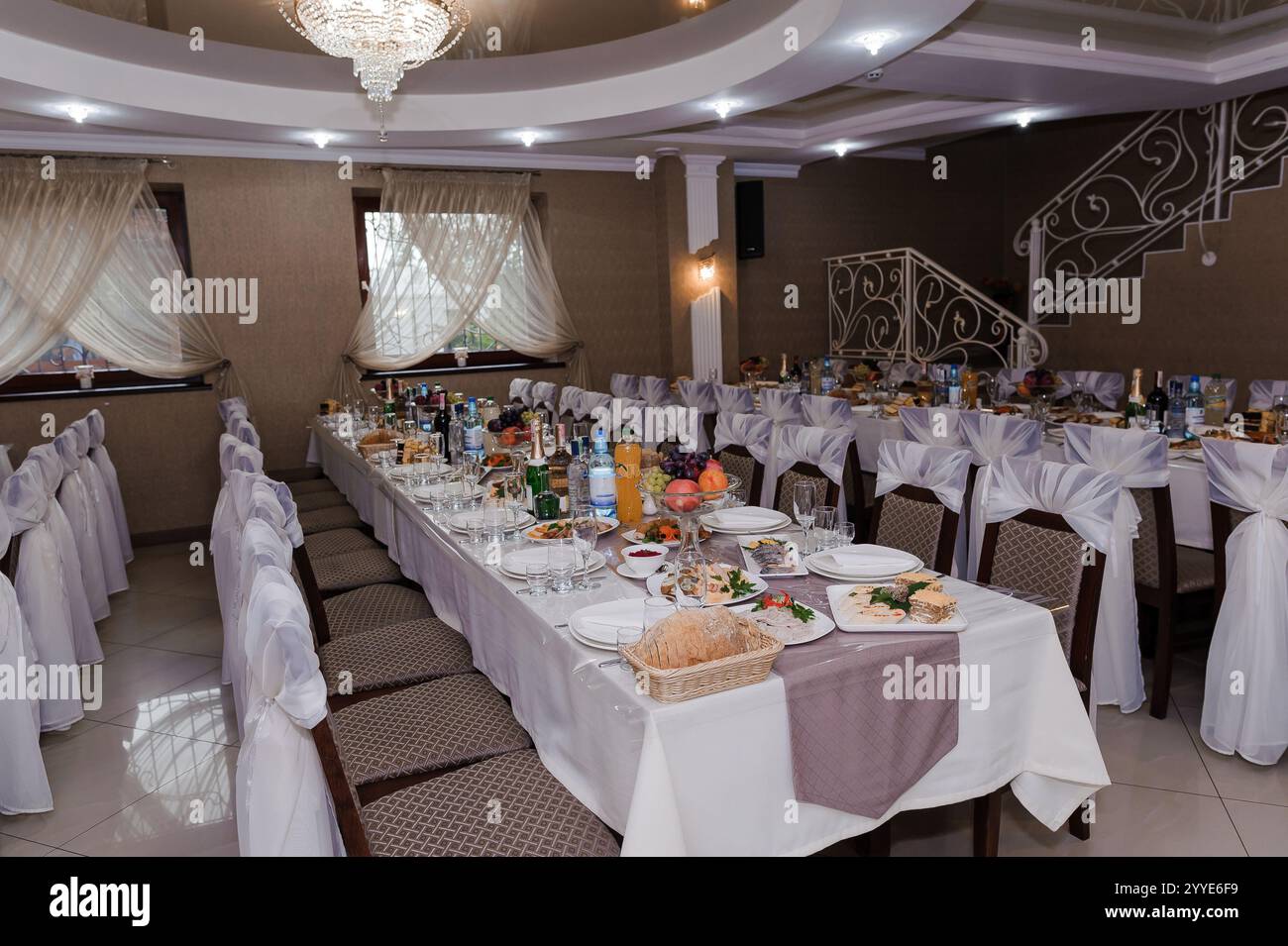 Elegantes Ambiente für festliche Veranstaltungen. Stockfoto