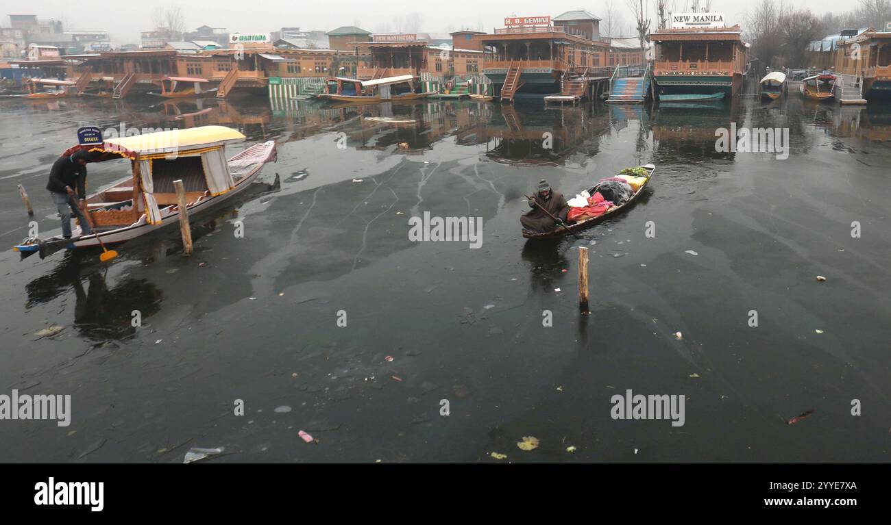 Srinagar, Indien. Dezember 2024. SRINAGAR, INDIEN – 21. DEZEMBER 2024 ...