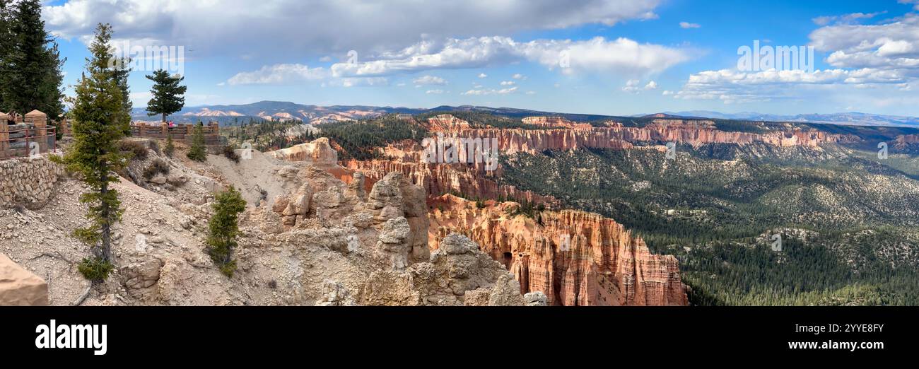 Ein Panoramablick vom Bryce Point bietet einen weiten Blick auf den Bryce Canyon National Park, Utah. Stockfoto