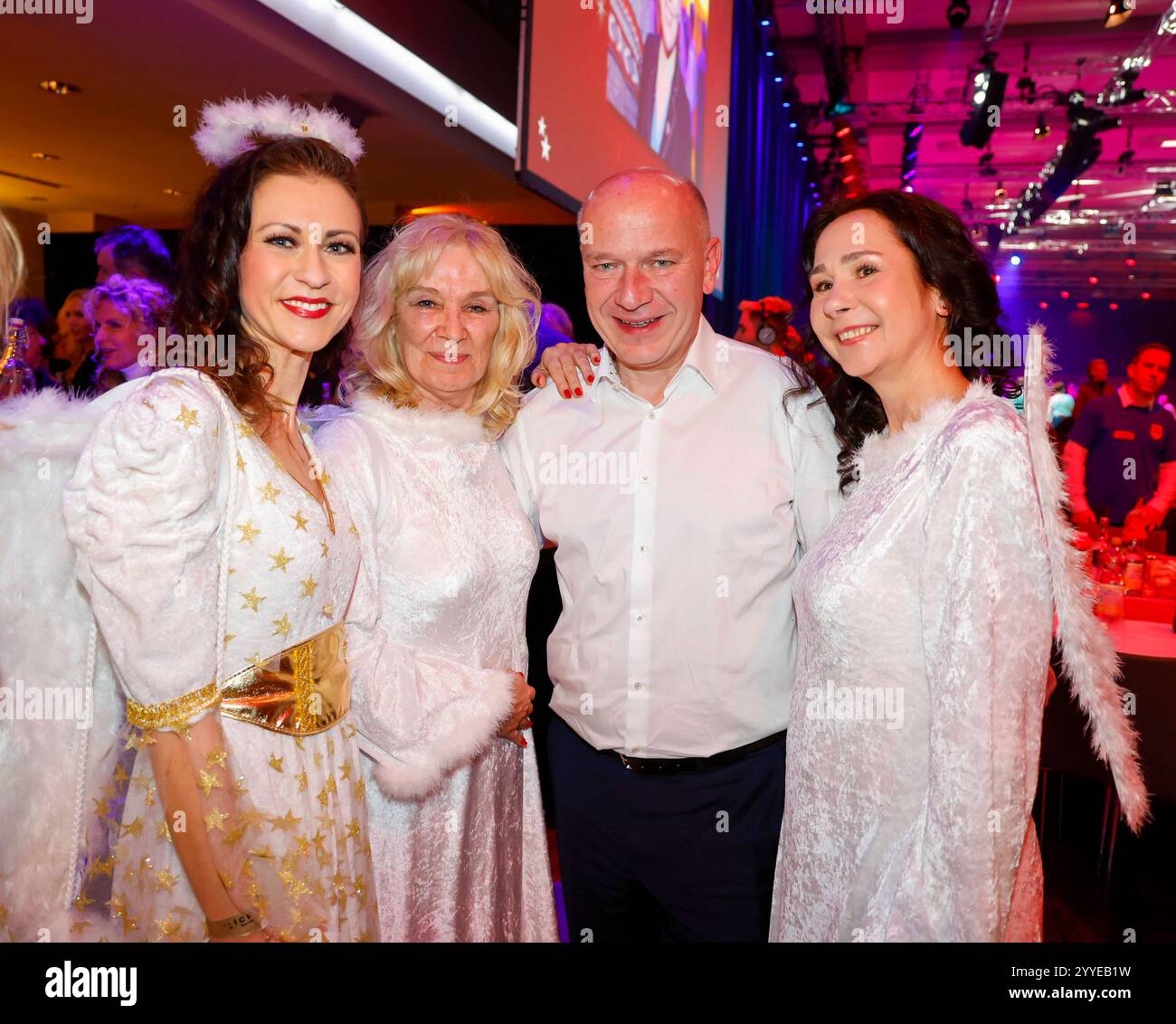 Der Regierende von Berlin Kai Wegner mit Engeln bei Frank Zanders 30. Weihnachtsfeier für Obdachlose 2024 im Estrel Convention Center. *** Der Gouverneur von Berlin Kai Wegner mit Engeln bei Frank Zanders 30 Weihnachtsfeier für Obdachlose 2024 im Estrel Convention Center Stockfoto