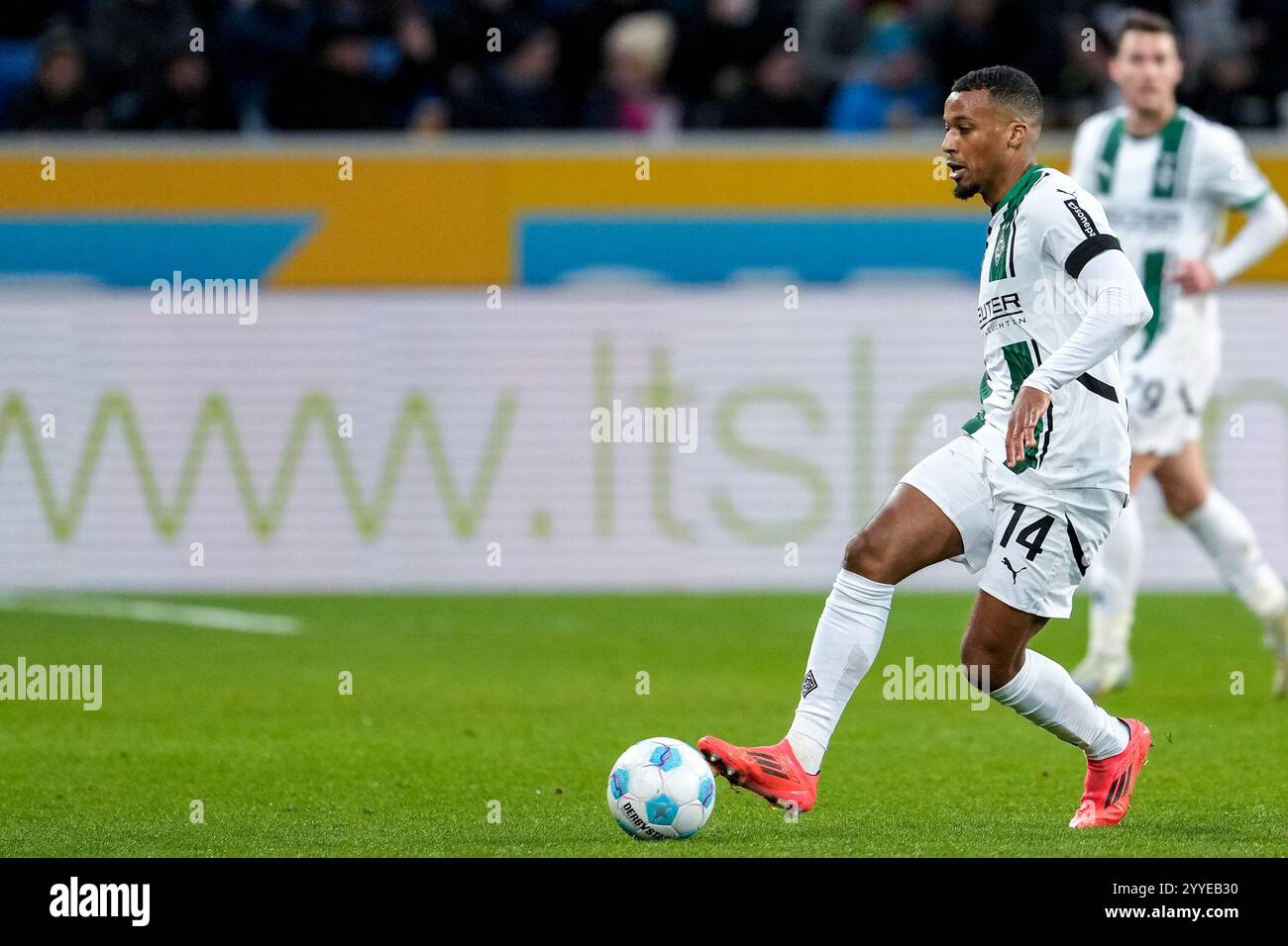 Sinsheim, Deutschland. Dezember 2024. Alassane Plädoyer (BMG, 14), am Ball, Freisteller, Ganzkörper, Einzelbild, Einzelfoto, Aktion, 21.12.2024, Sinsheim (Deutschland), Fussball, Bundesliga, TSG 1899 Hoffenheim - Borussia Mönchengladbach, DFB/DFL-VORSCHRIFTEN VERBIETEN DIE VERWENDUNG VON FOTOGRAFIEN ALS BILDSEQUENZEN UND/ODER QUASI-VIDEO. Quelle: dpa/Alamy Live News Stockfoto