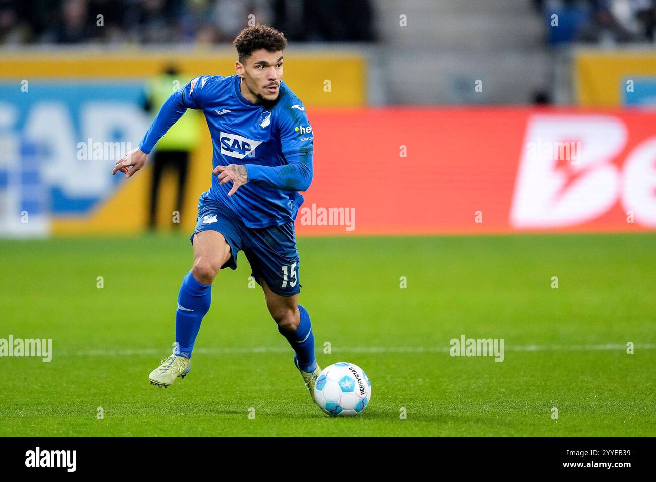 Sinsheim, Deutschland. Dezember 2024. Valentin Gendrey (Hoffenheim, 15), am Ball, Freisteller, Ganzkörper, Einzelbild, Einzelfoto, Aktion, 21.12.2024, Sinsheim (Deutschland), Fussball, Bundesliga, TSG 1899 Hoffenheim - Borussia Mönchengladbach, DFB/DFL-VORSCHRIFTEN VERBIETEN DIE VERWENDUNG VON FOTOGRAFIEN ALS BILDSEQUENZEN UND/ODER QUASI-VIDEO. Quelle: dpa/Alamy Live News Stockfoto