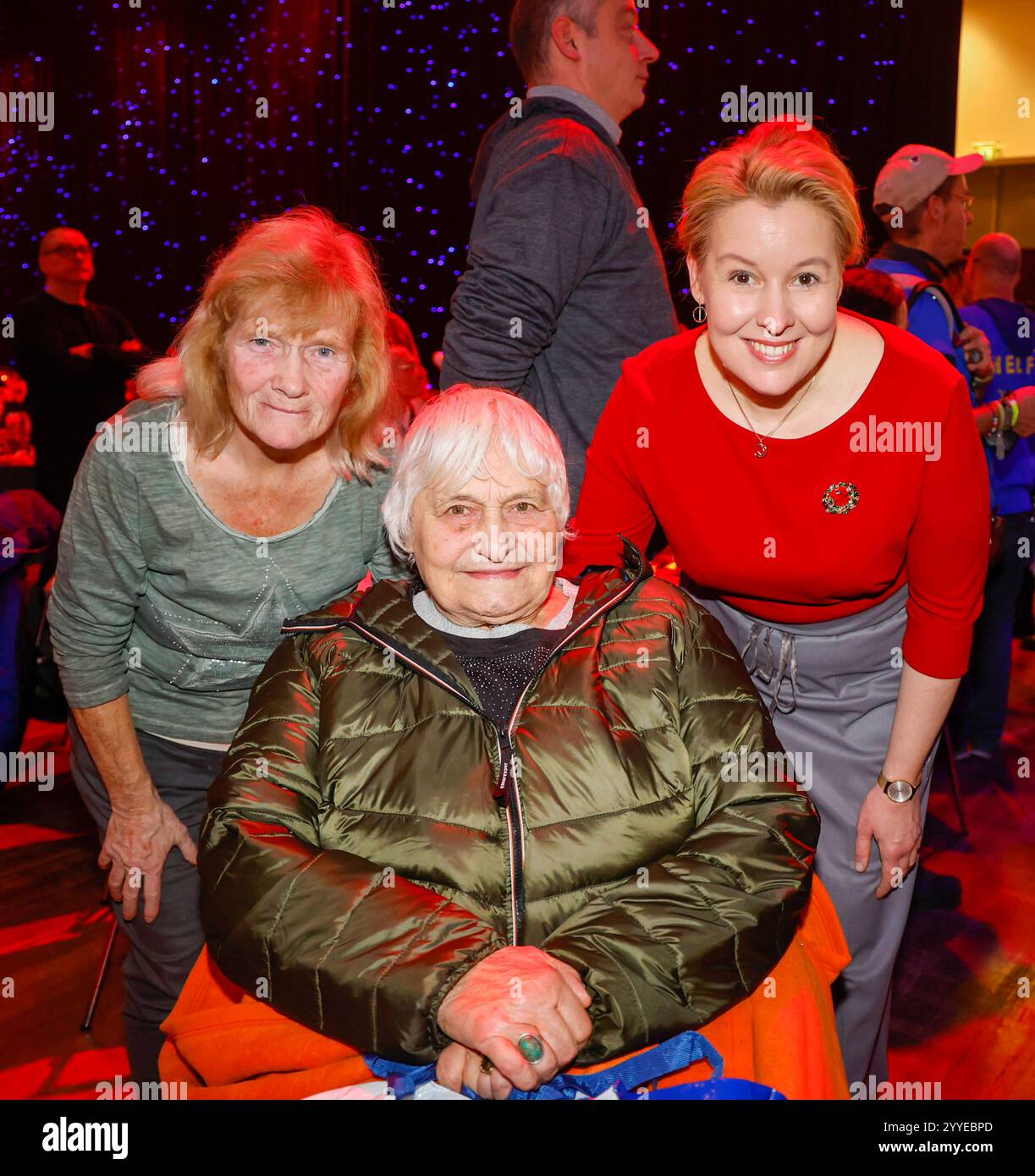 Franziska Giffey mit Gästen bei Frank Zanders 30. Weihnachtsfeier für Obdachlose 2024 im Estrel Convention Center. *** Franziska Giffey mit Gästen bei Frank Zanders 30 Weihnachtsfeier für Obdachlose 2024 im Estrel Convention Center Stockfoto