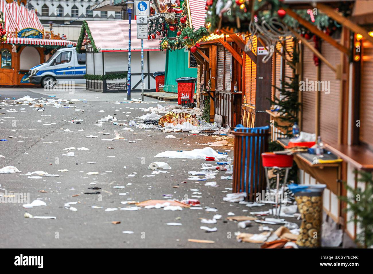 Sachsen-Anhalt Magdeburg Weihnachtsmarkt Auto Anschlag Tote Verletzte Gotteldienst PresseStatements, Rathaus Tatort Weihnachtsmarkt, Alter Markt Blick Richtung breiter Weg: Der Weg ist übersäht mit Verbandmaterial und medizinische Einwegprodukte Magdeburg Magdeburg, Weihnachtsmarkt, Rath Sachsen-Anhalt Deutschland *** Sachsen Anhalt Magdeburg Weihnachtsmarkt Auto Attack Tote Verletzte Göttin Service Pressemitteilungen, Rathaus Krimi Weihnachtsmarkt Blick in Richtung breiter Weg Blick in Richtung Breiter Weg der Weg ist weihnachtlicher Weg der Weg ist vermülltes Material, Magdeburg Magdeburg Weihnmarkt und Magdeburg der Weg ist mit medizinisches Material Stockfoto