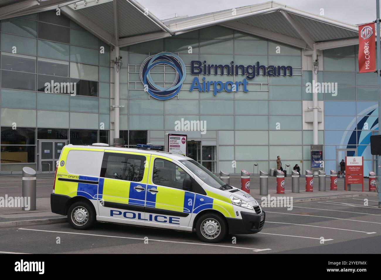 Birmingham Airport, Großbritannien - bewaffnete Polizei patrouilliert Birmingham BHX Airport in England. Quelle: Stop Press MediaAlamy Live News Stockfoto