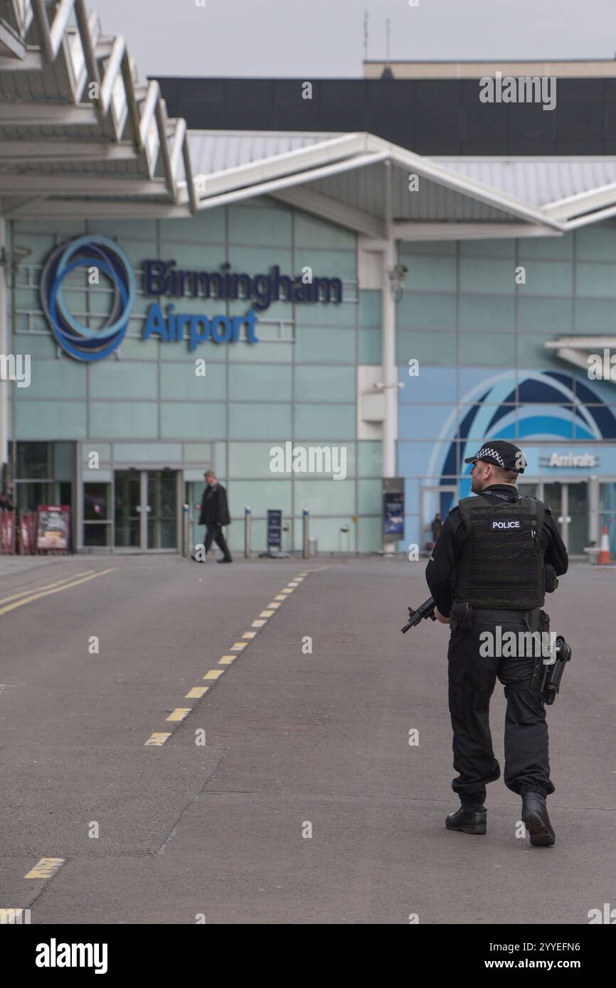 Birmingham Airport, Großbritannien - bewaffnete Polizei patrouilliert Birmingham BHX Airport in England. Quelle: Stop Press MediaAlamy Live News Stockfoto