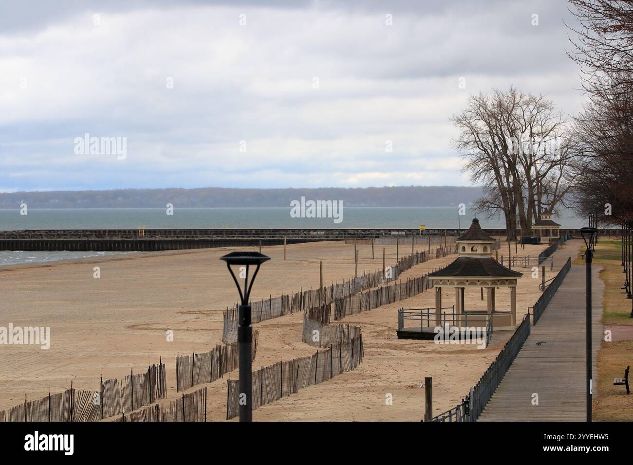 Leerer Strand, Während Der Winter Das Malerische Sommerziel Umgibt Stockfoto