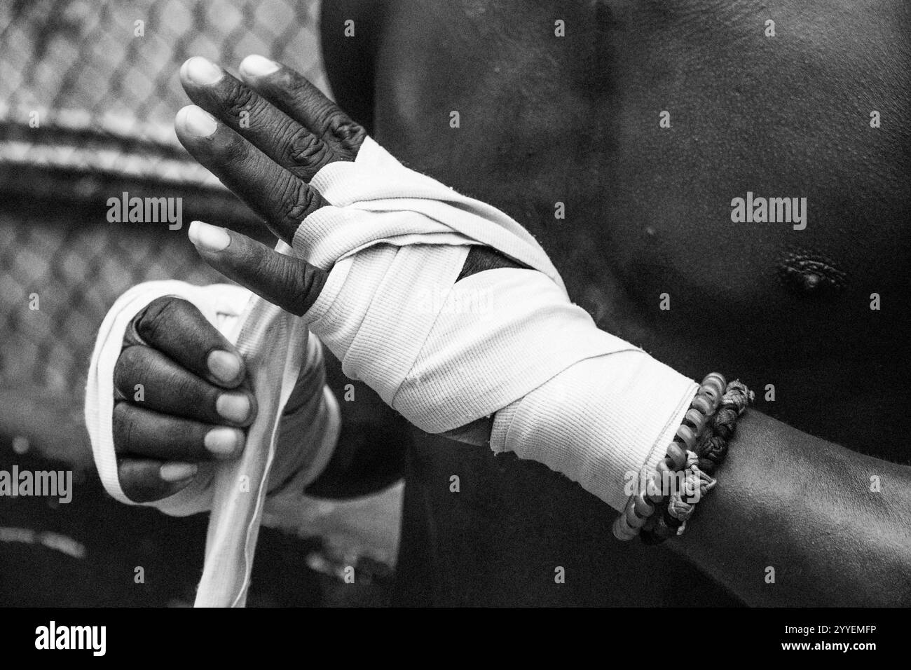 Kuba, Havanna, ein Boxer Hände mit schützendem, hellgrünem Material, das um die Finger gewickelt ist. 25. März 2016 Stockfoto