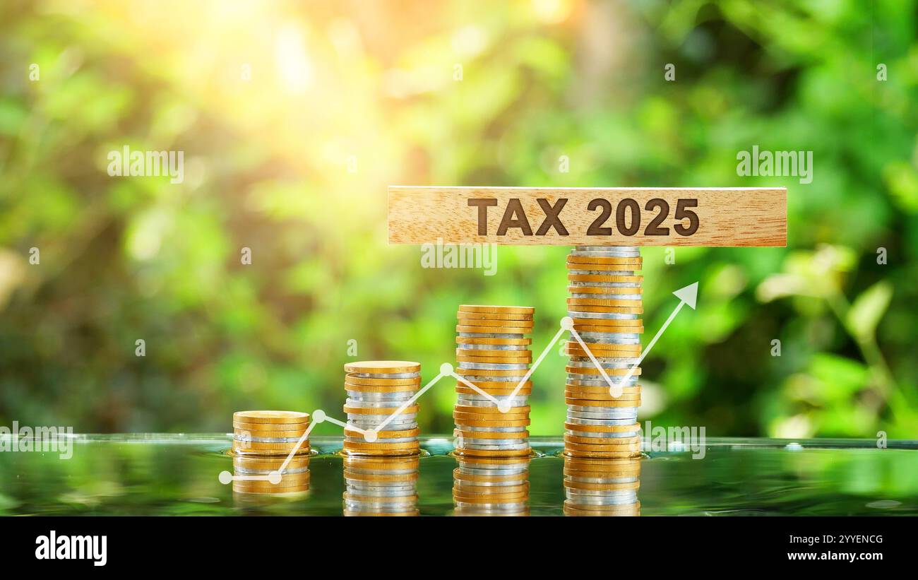 Steuer 2025. Stapel Münzen mit einem Pfeil nach oben. Konzept steigender Zinssätze, Finanzen, Börsendiagramme, Geschäftswachstum, Gewinn, langfristige Untersuchung Stockfoto