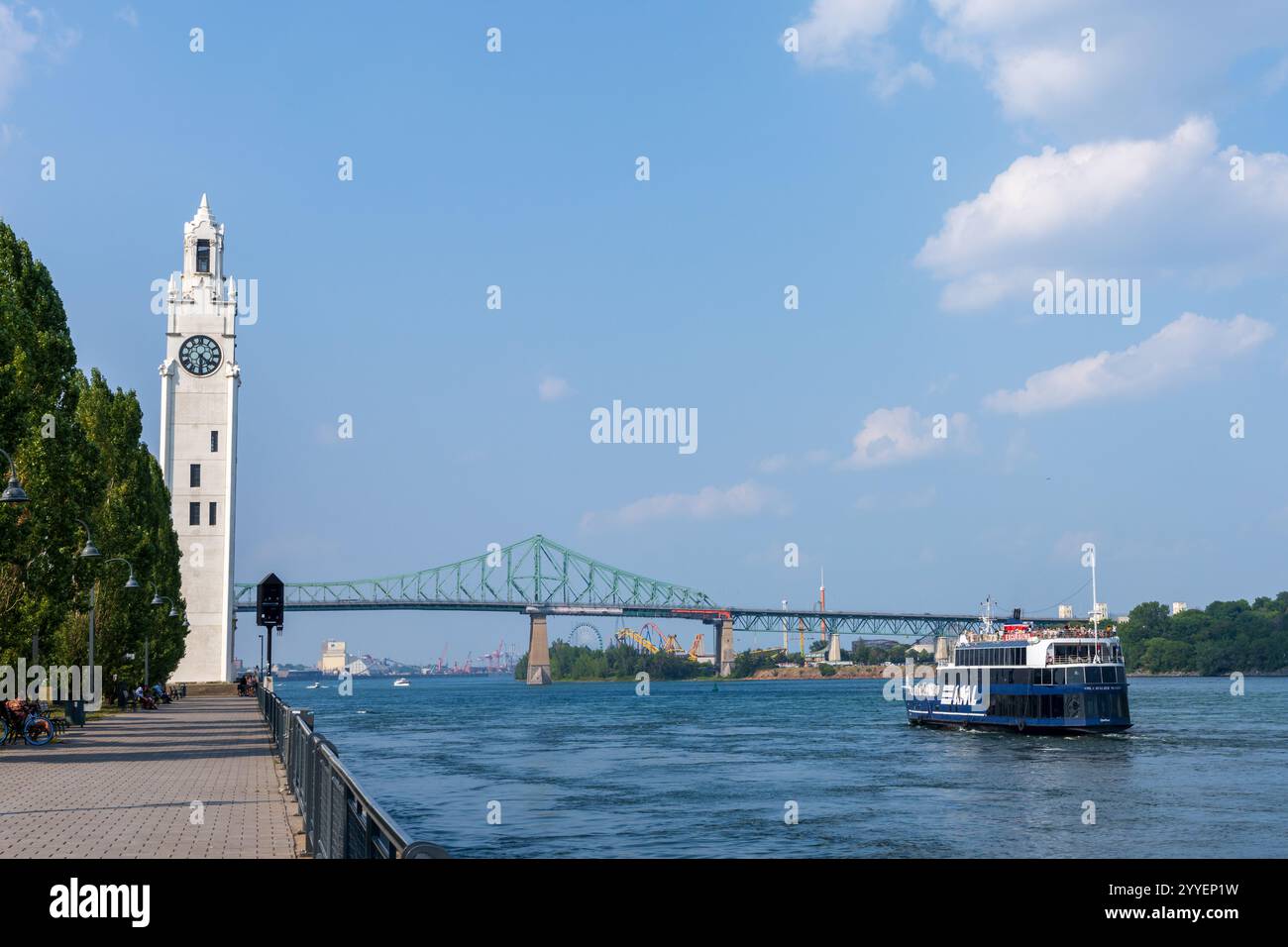 Montreal, Quebec, Kanada - 5. August 2021 : AML Cavalier Maxim Boat, Ein Restaurantkreuzschiff. Alter Hafen von Montreal, St. Lawrence River. Stockfoto