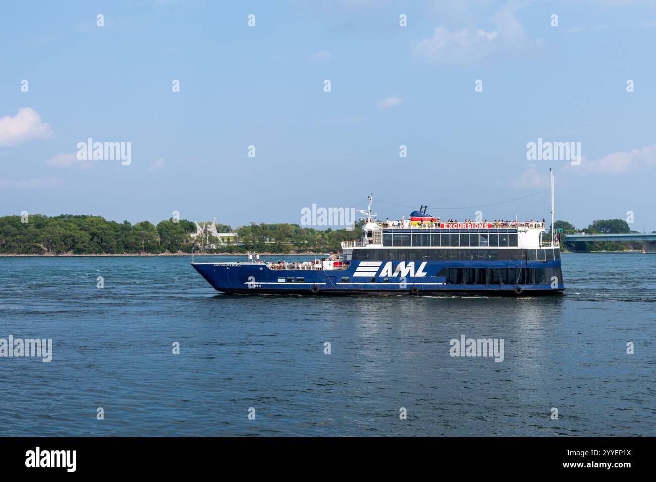 Montreal, Quebec, Kanada - 5. August 2021 : AML Cavalier Maxim Boat, Ein Restaurantkreuzschiff. Alter Hafen von Montreal, St. Lawrence River. Stockfoto