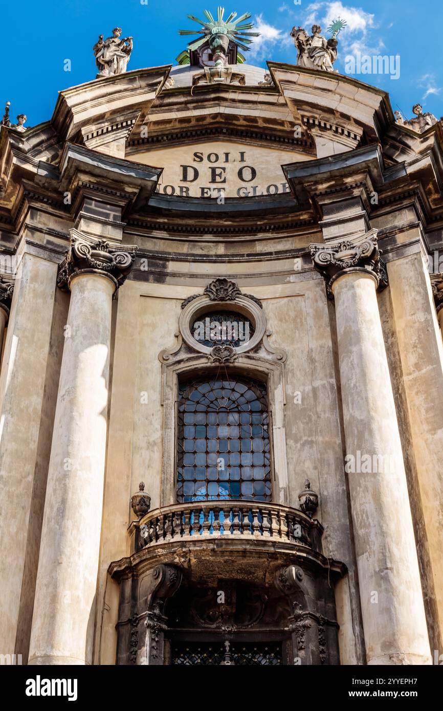 Ein großes Gebäude mit einer Uhr auf der Vorderseite. Das Gebäude ist alt und hat viele Details Stockfoto