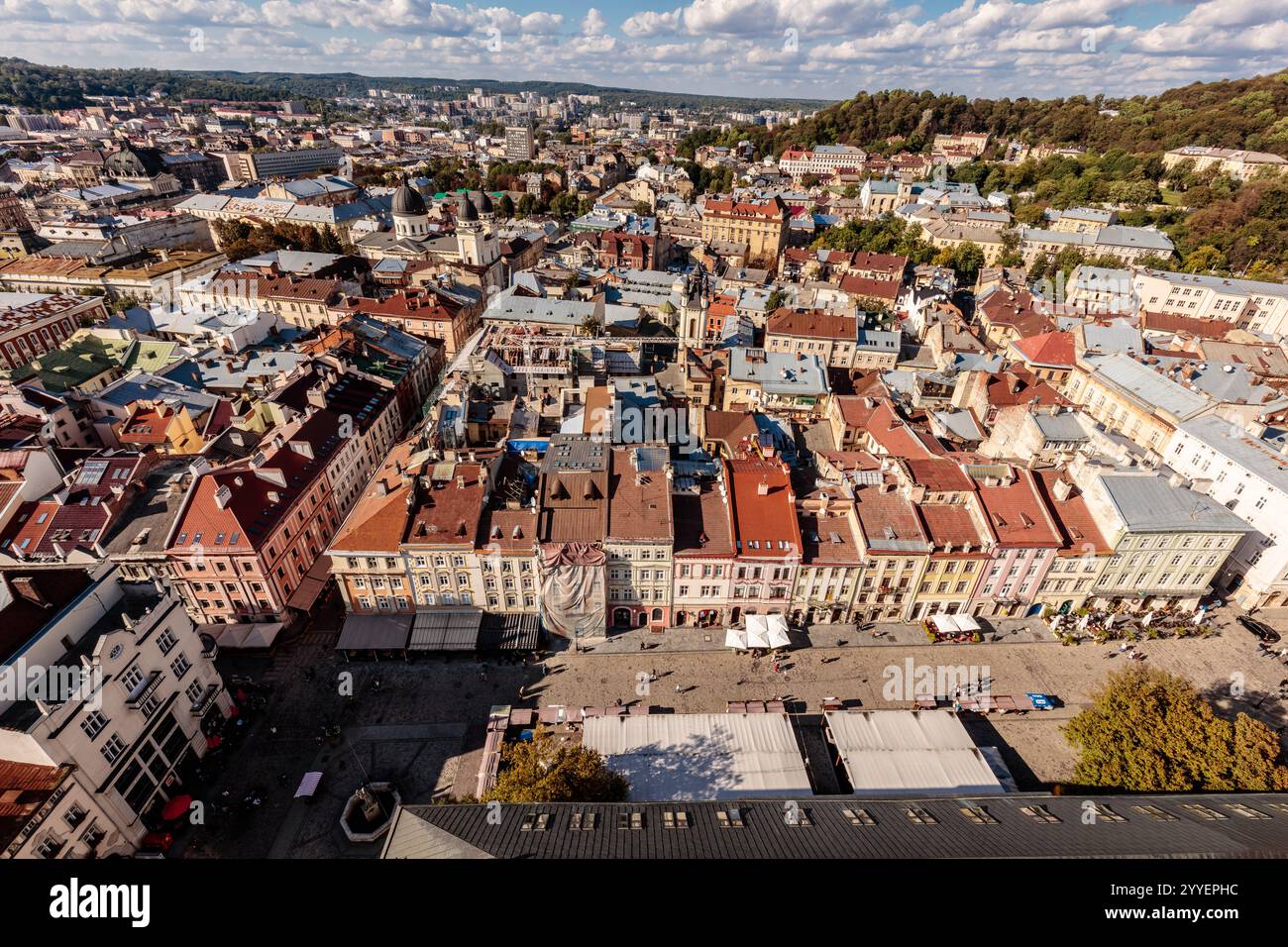 Ein Blick auf die Stadt mit vielen Gebäuden und einer großen Gruppe von Personen. Die Szene ist lebhaft und geschäftig Stockfoto