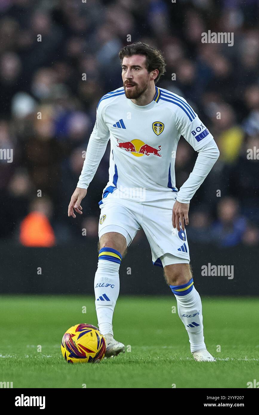 Leeds, Großbritannien. Dezember 2024. Joe Rothwell aus Leeds United mit dem Ball während des Sky Bet Championship Matches Leeds United gegen Oxford United in Elland Road, Leeds, Großbritannien, 21. Dezember 2024 (Foto: Mark Cosgrove/News Images) in Leeds, Großbritannien am 21. Dezember 2024. (Foto: Mark Cosgrove/News Images/SIPA USA) Credit: SIPA USA/Alamy Live News Stockfoto