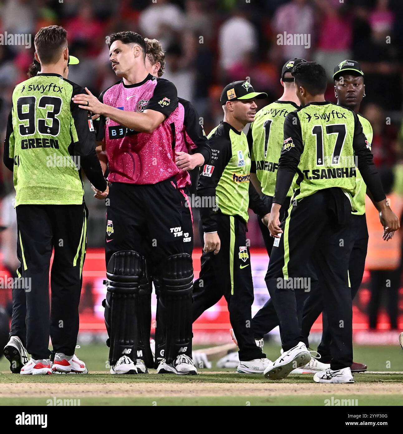 Sydney, Australien. Dezember 2024. Ben Dwarshuis von Sydney Sixers und Chris Green von Sydney Thunder schütteln die Hände nach dem Spiel der Big Bash League zwischen Sydney Thunder und Sydney Sixers im ENGIE Stadium. Sydney Sixers gewinnen ihr Spiel in der Big Bash League gegen Sydney Thunder im ENGIE Stadium mit 5 Wickets. Sydney Thunder: 163/5 (20 Overs), Sydney Sixers 164/5 (20 Overs). Quelle: SOPA Images Limited/Alamy Live News Stockfoto