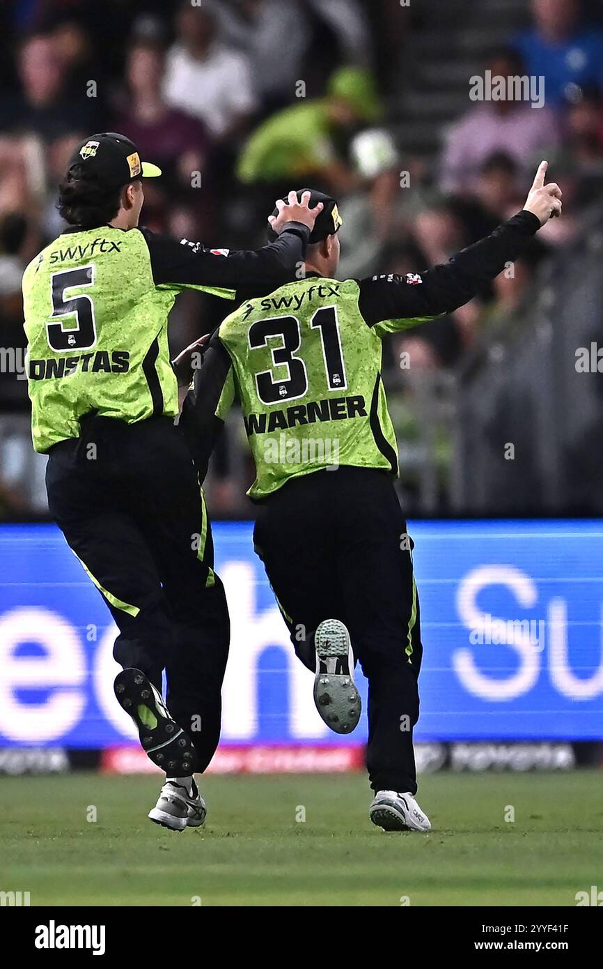 Sydney, Australien. Dezember 2024. David Warner von Sydney Thunder feiert mit seinem Teamkollegen Sam Konstas, nachdem er Jack Edwards von Sydney Sixers während des Big Bash League-Spiels zwischen Sydney Thunder und Sydney Sixers im ENGIE Stadium besiegt hat. Sydney Sixers gewinnen ihr Spiel in der Big Bash League gegen Sydney Thunder im ENGIE Stadium mit 5 Wickets. Sydney Thunder: 163/5 (20 Overs), Sydney Sixers 164/5 (20 Overs). (Foto: Ayush Kumar/SOPA Images/SIPA USA) Credit: SIPA USA/Alamy Live News Stockfoto