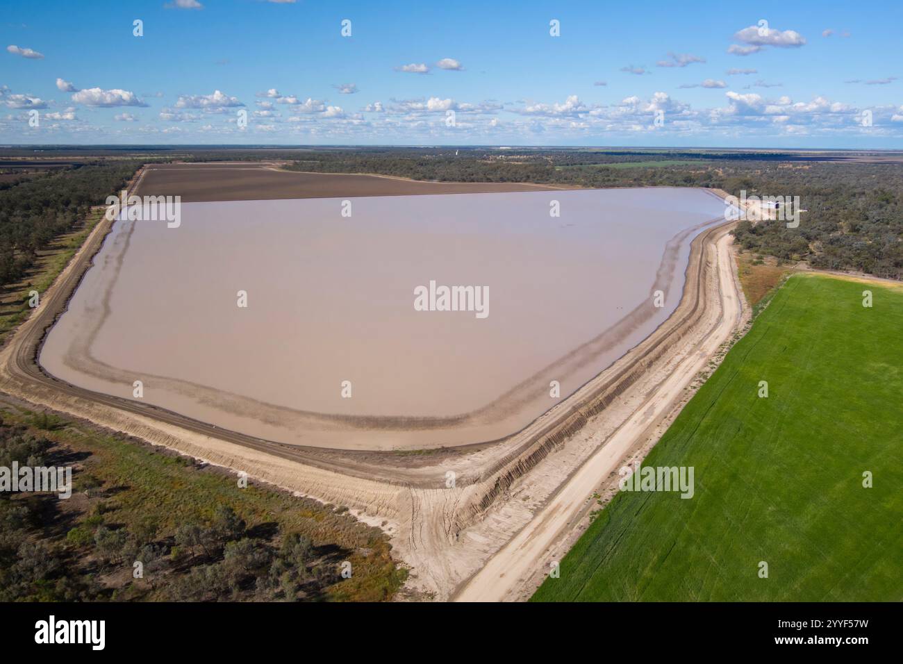 Wasserspeicher auf dem Bauernhof für bewässerte Kulturen wie Baumwolle und Way Mungindi Queensland/New South Wales Border Town Australia Stockfoto