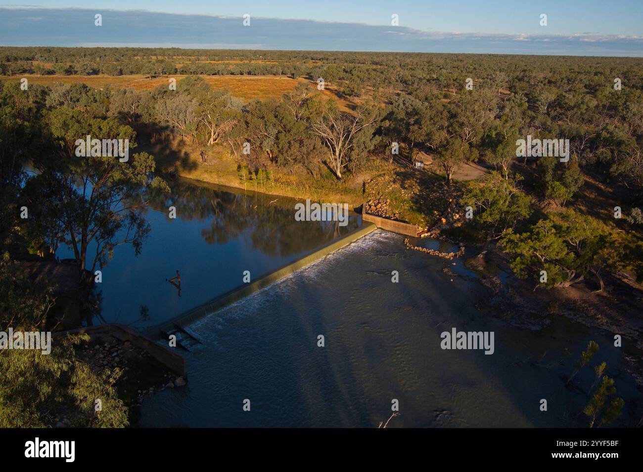 Luftaufnahme des Barwon River Weir in Collarenebri, New South Wales, Australien. Das Wehr ist ein markantes Merkmal in der Landschaft. Stockfoto