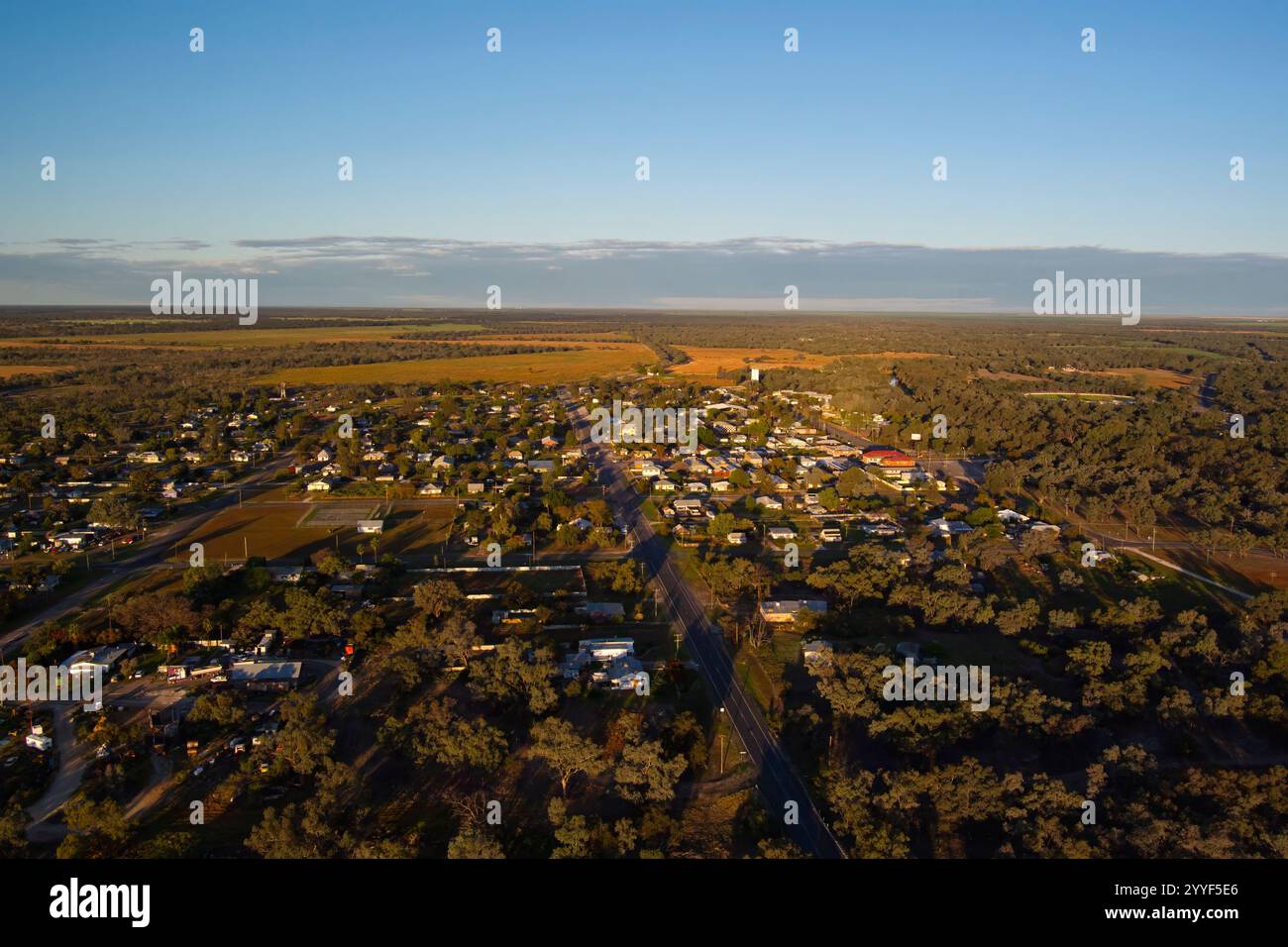 Sonnenuntergang über der landwirtschaftlich genutzten Stadt Collarenebri, New South Wales, Australien. Stockfoto