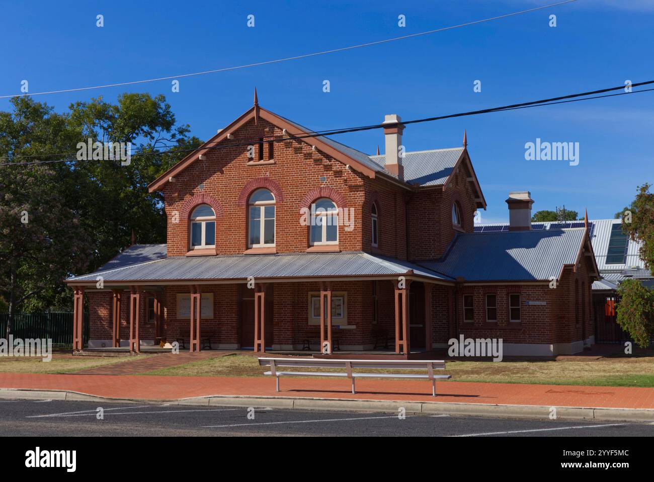 Das Walgett Courthouse (1880) ist ein symmetrisches Design im Stil des späten viktorianischen Regency, das vom Colonial Architect James Barnet entworfen wurde. New South Wales Aus Stockfoto