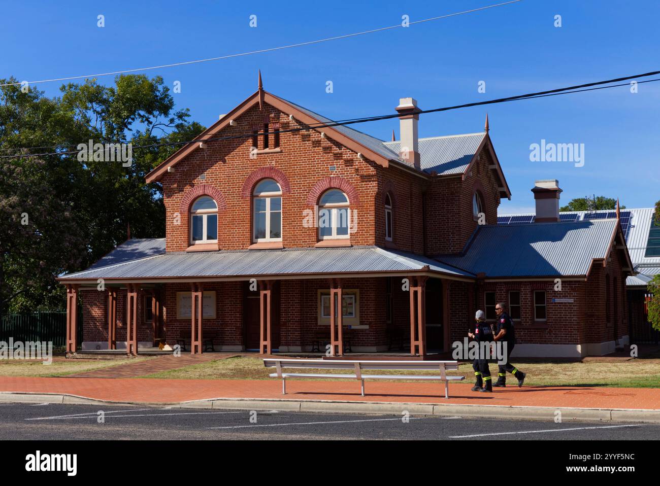 Das Walgett Courthouse (1880) ist ein symmetrisches Design im Stil des späten viktorianischen Regency, das von dem Colonial Architect James Barnet NSW Australia entworfen wurde Stockfoto