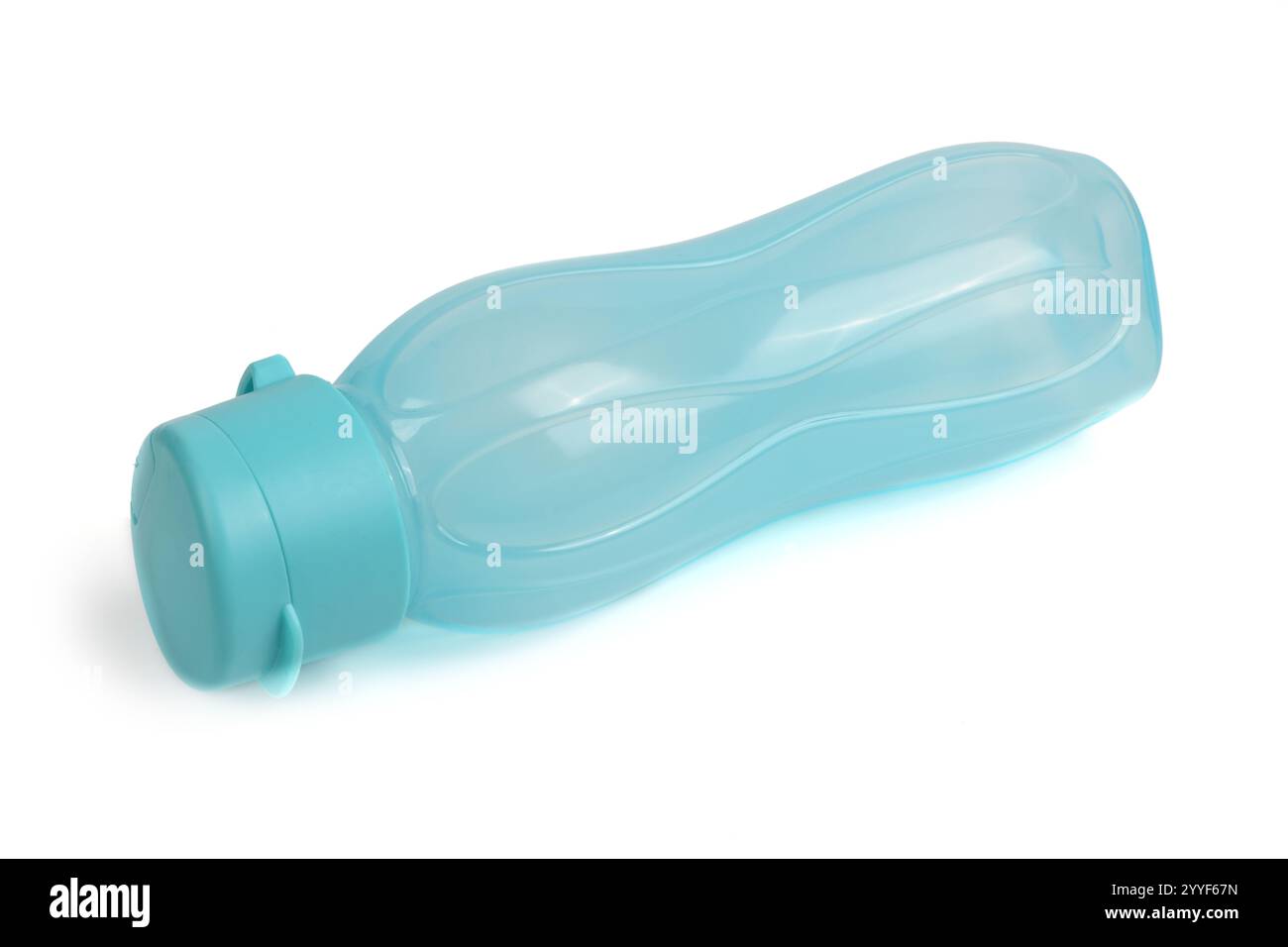 Leere blaue Wasserflasche. Nahaufnahme der Fitnessflasche. Isoliert auf weißem Hintergrund. Stockfoto