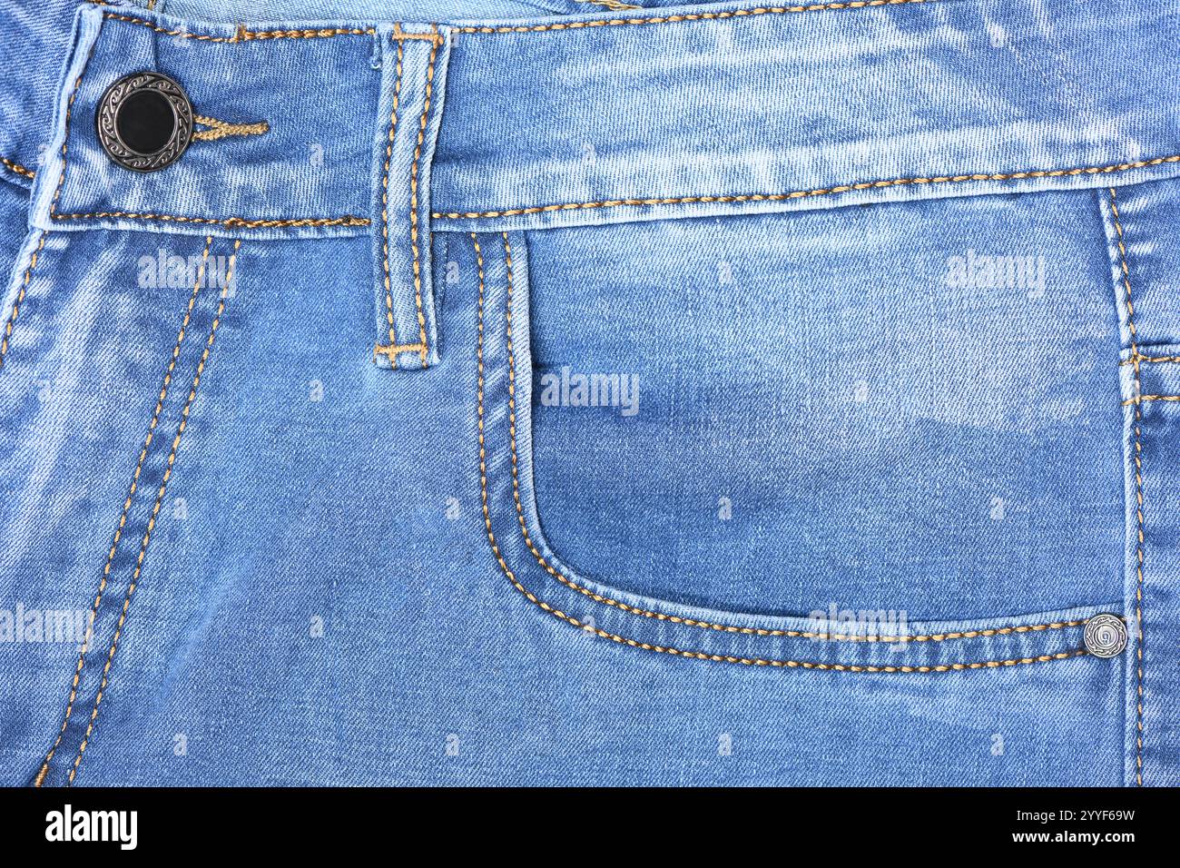 Blaue Jeanstasche vorne, alte Jeans Nahaufnahme. Modekonzept, Geschäft, Einkaufen, Verkauf. Designdetails, Knopf- und Nähte, Kopierbereich. Stockfoto