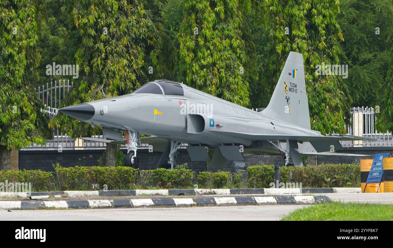 Die F-5E der Royal Malaysia Air Force im Ruhestand ist am Eingang der Butterworth Air Base zu sehen. Stockfoto