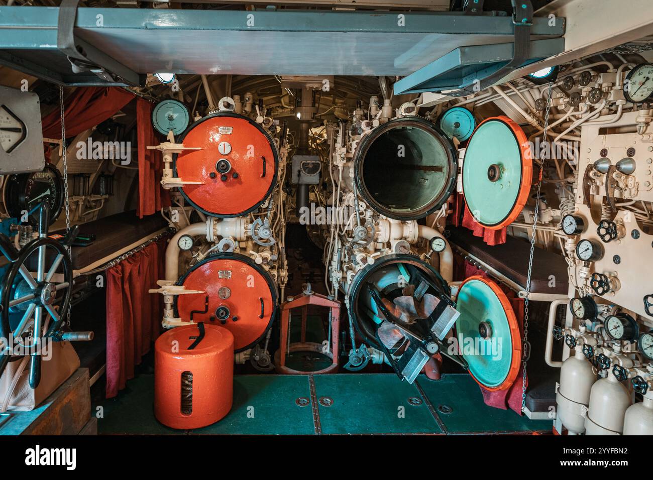 26. Oktober 2024, Tivat, Montenegro: Innenansicht des Torpedoraums eines U-Bootes mit Torpedoröhren, Propellern und anderen mechanischen Komponenten Stockfoto