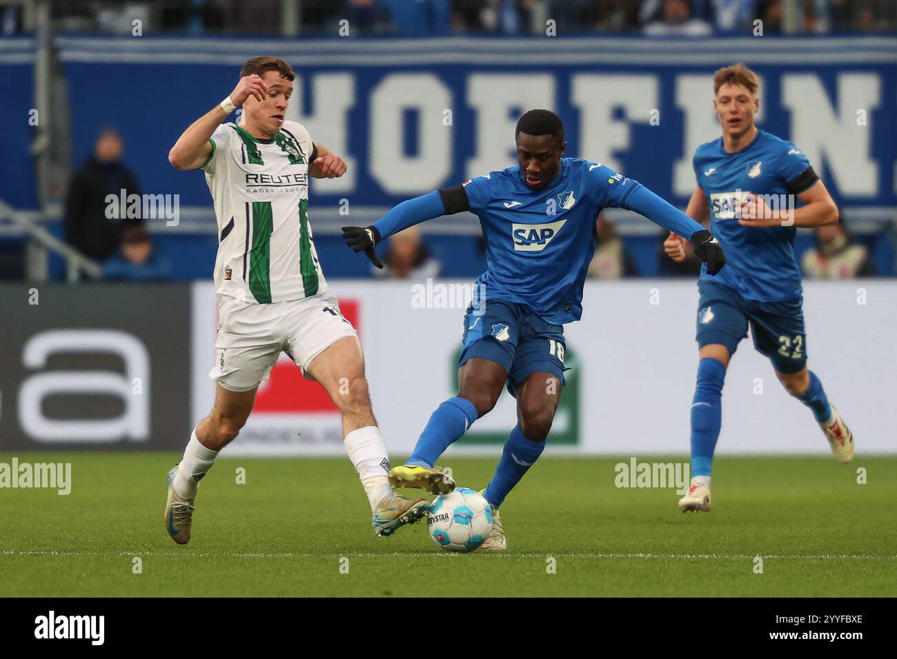 Kampf um den Ball zwischen Philipp Sander (Borussia Mönchengladbach, #16) und Diadie Samassekou (TSG 1899 Hoffenheim, #18), TSG 1899 Hoffenheim vs. Borussia Mönchengladbach, Fussball, 1. Bundesliga, 15. Spieltag, 2024/2025, 21.12.2024, DFL-VORSCHRIFTEN VERBIETEN JEDE VERWENDUNG VON FOTOGRAFIEN ALS BILDSEQUENZEN UND/ODER QUASI-VIDEO, Foto: Eibner-Pressefoto/Jan Prihoda Stockfoto