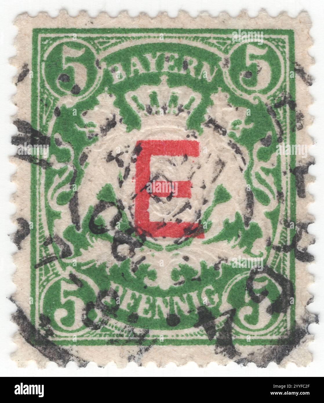 BAYERN — 01. Januar 1908: 5 pfennig dunkelgrün Amtsstempel mit geprägtem Bayern-Wappen mit dem Aufdruck "E" für die Verwendung von Eisenbahnbeamten. „E“ steht für „Eisenbahn“. Bayern war ein Königreich im Süden Deutschlands mit der Hauptstadt München, Mitglied des Deutschen Bundes und wurde 1870 Teil des Deutschen Reiches. Nach dem Ersten Weltkrieg erklärte sie sich zur republik. Am 31. März 1920 verlor sie ihre Postautonomie Stockfoto BAYERN — 01. Januar 1908: 5 pfennig dunkelgrün Amtsstempel mit geprägtem Bayern-Wappen mit dem Aufdruck "E" für die Verwendung von Eisenbahnbeamten. „E“ steht für „Eisenbahn“. Bayern war ein Königreich im Süden Deutschlands mit der Hauptstadt München, Mitglied des Deutschen Bundes und wurde 1870 Teil des Deutschen Reiches. Nach dem Ersten Weltkrieg erklärte sie sich zur republik. Am 31. März 1920 verlor sie ihre Postautonomie Stockfoto