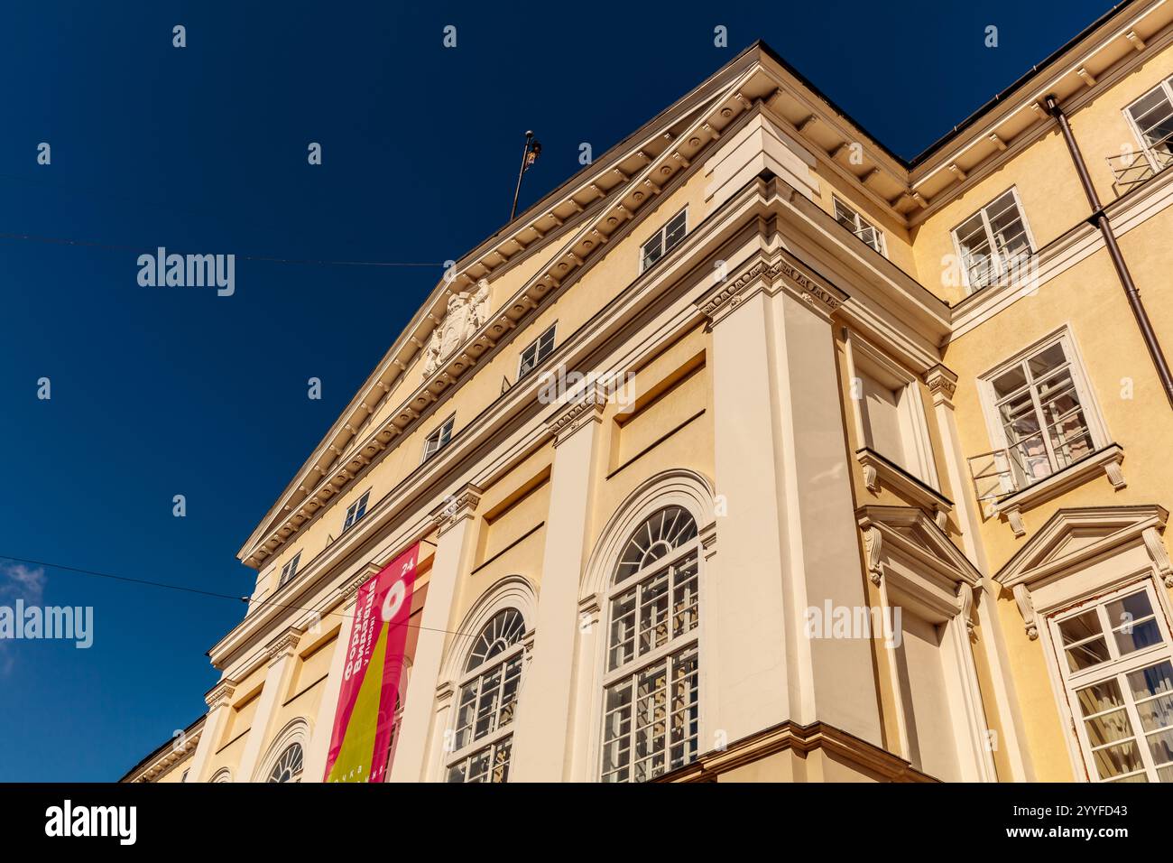 Ein großes Gebäude mit einem großen Schild auf der Vorderseite. Das Gebäude ist weiß und hat viele Fenster Stockfoto
