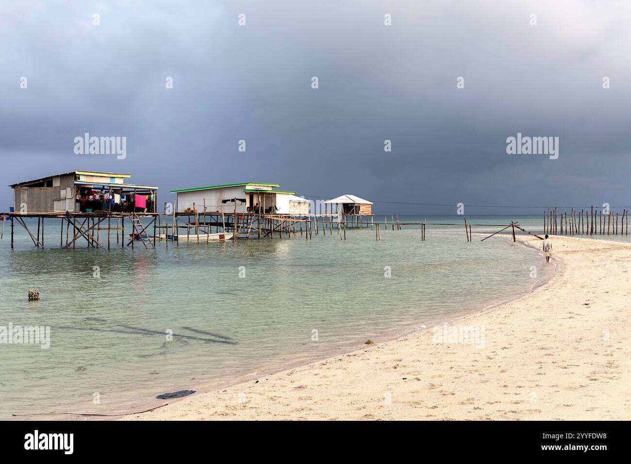 Traditionelles Dorf bajau laut, Häuser auf Stelzen auf einer abgelegenen Sandbank mitten im Meer in der Nähe der Insel Muna, Sulawesi, abgelegene Gemeinde Stockfoto