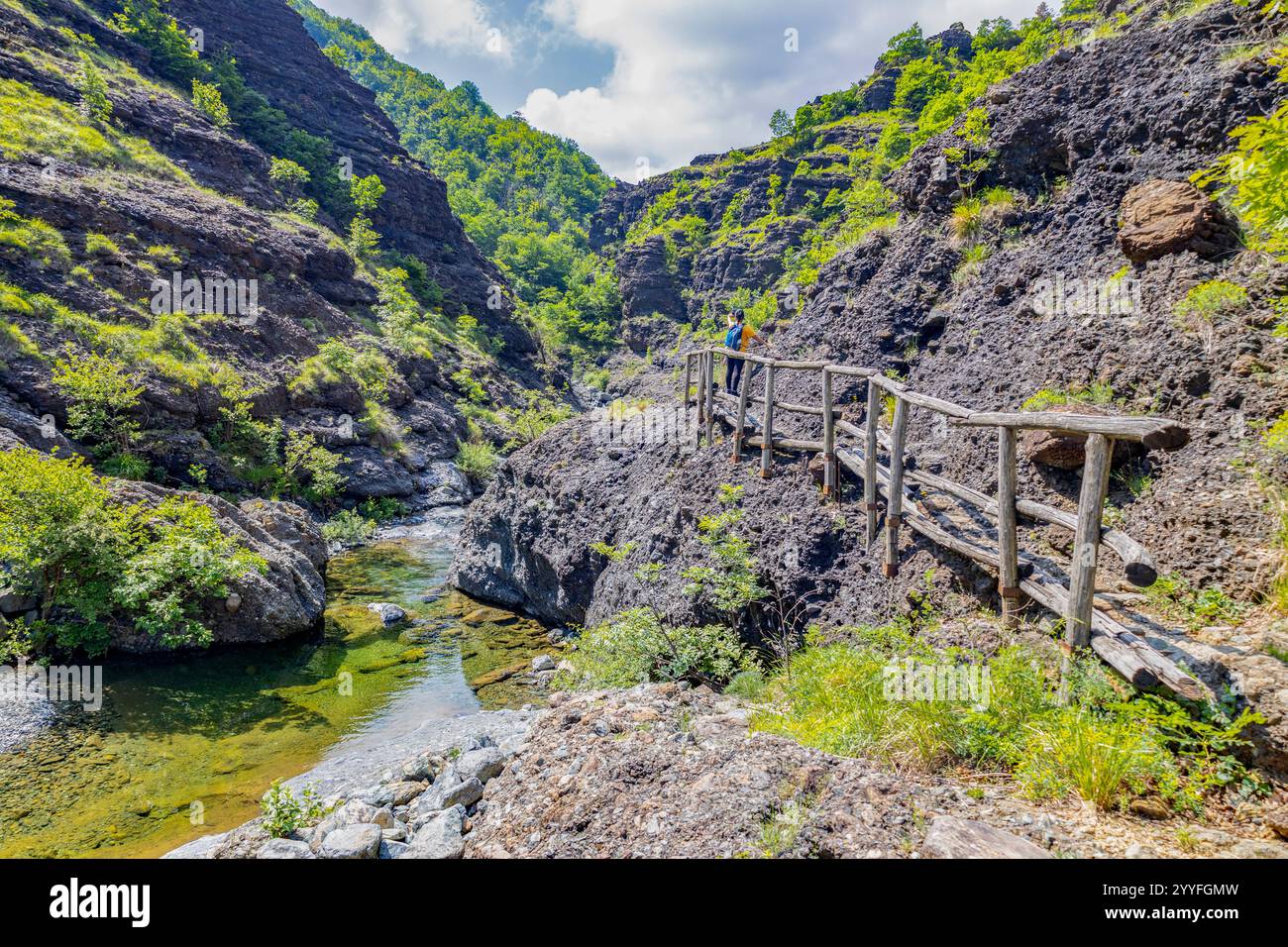 Sedimentgestein in den Schluchten des Garagassa Valley bei Rossiglione in der Provinz Genua, Italien Stockfoto