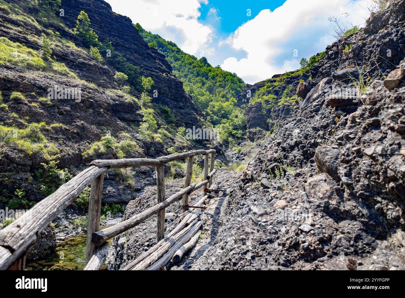 Sedimentgestein in den Schluchten des Garagassa Valley bei Rossiglione in der Provinz Genua, Italien Stockfoto