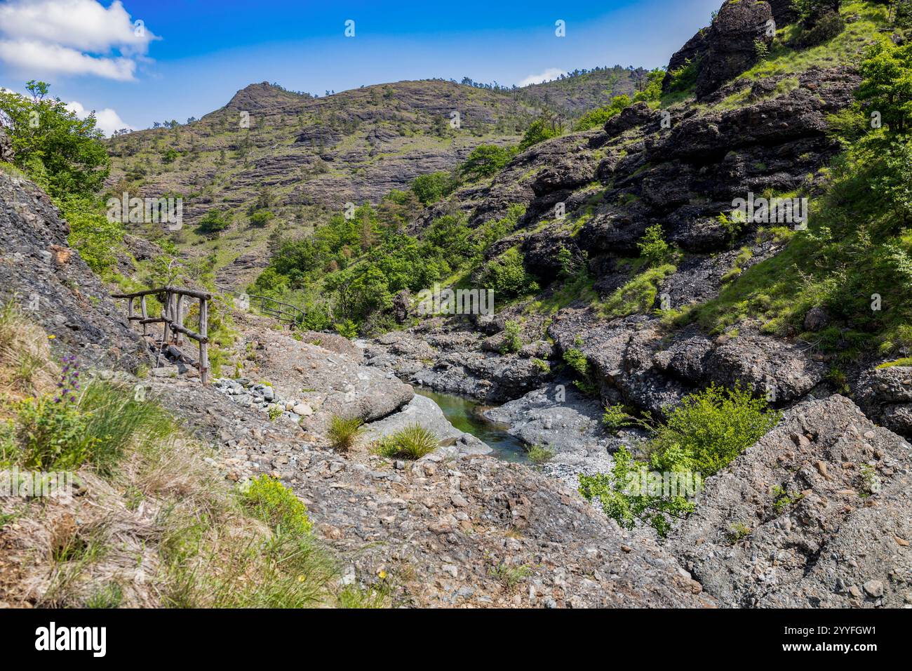 Sedimentgestein in den Schluchten des Garagassa Valley bei Rossiglione in der Provinz Genua, Italien Stockfoto